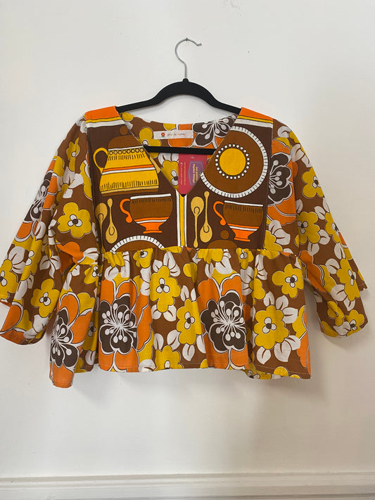 Haut upcyclé orange à fleurs