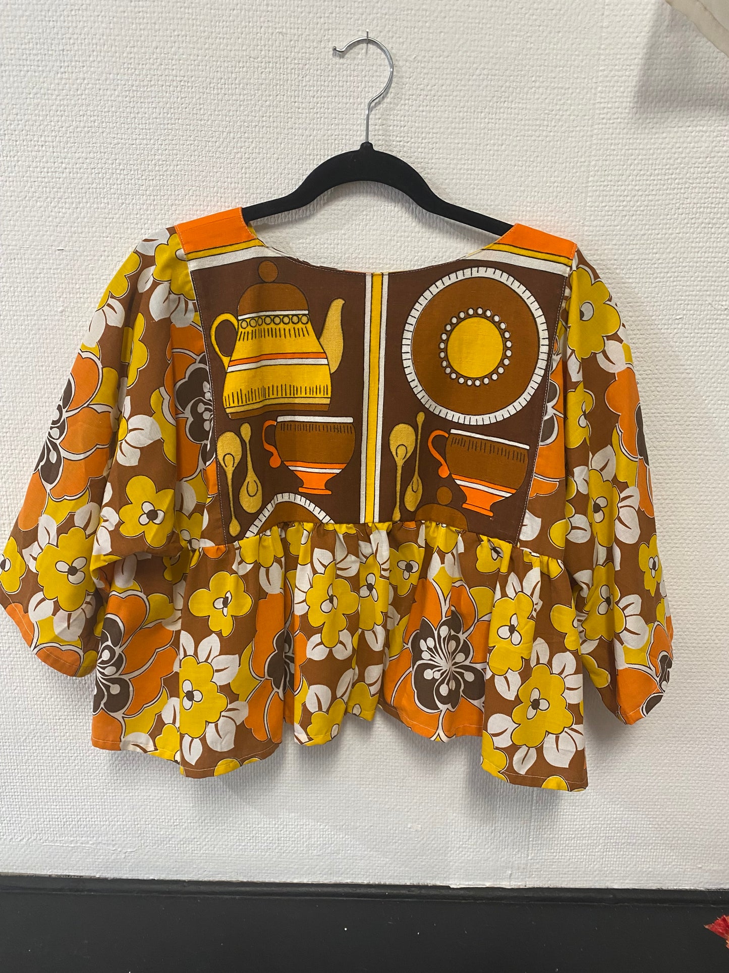 Haut upcyclé orange à fleurs