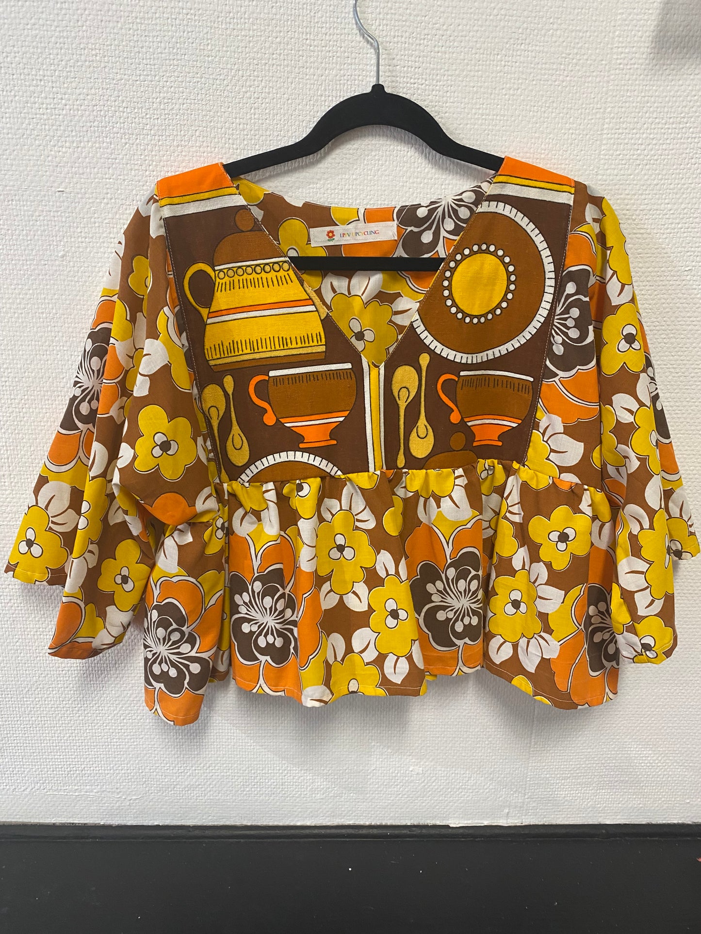 Haut upcyclé orange à fleurs