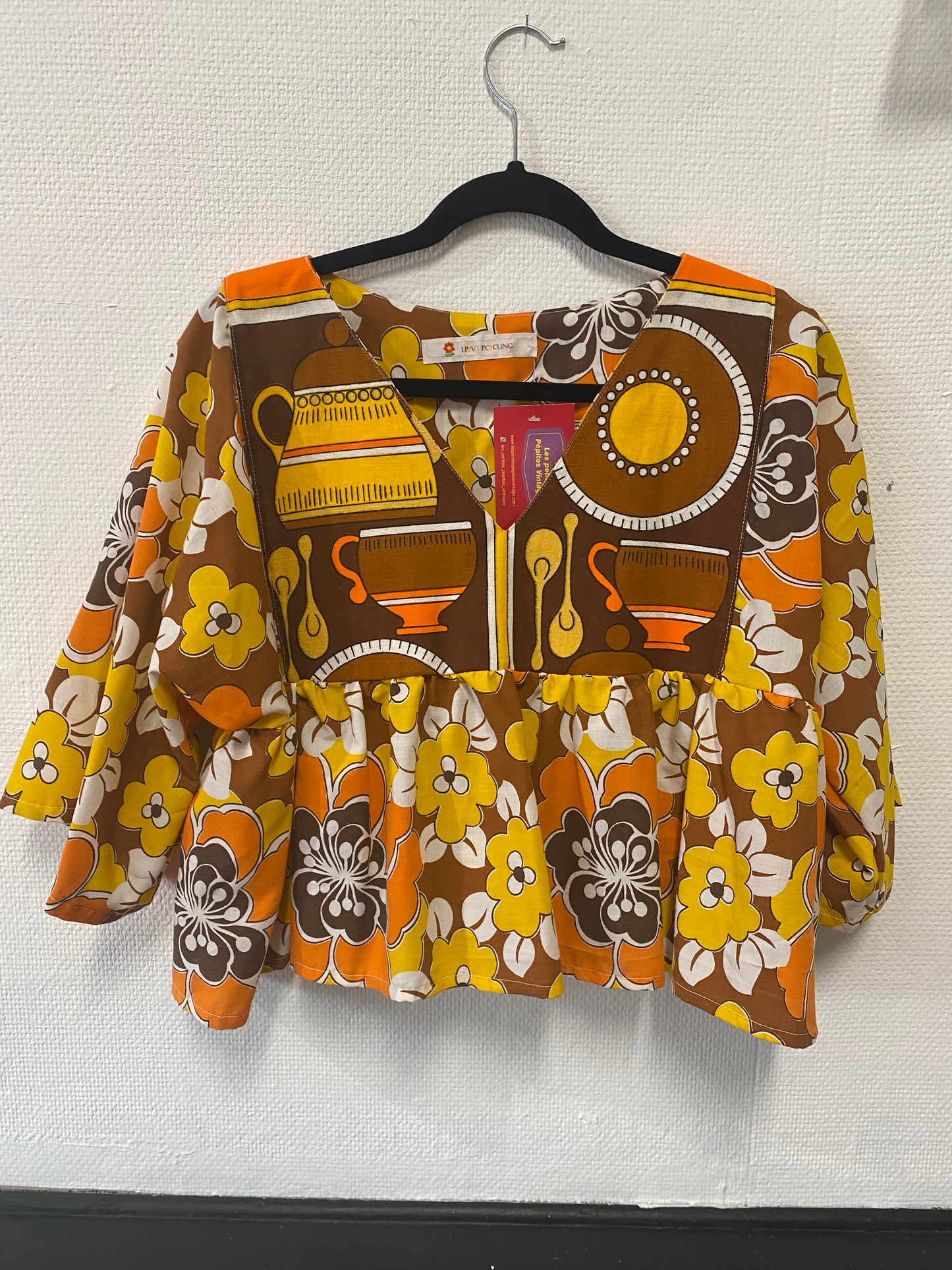 Haut upcyclé orange à fleurs