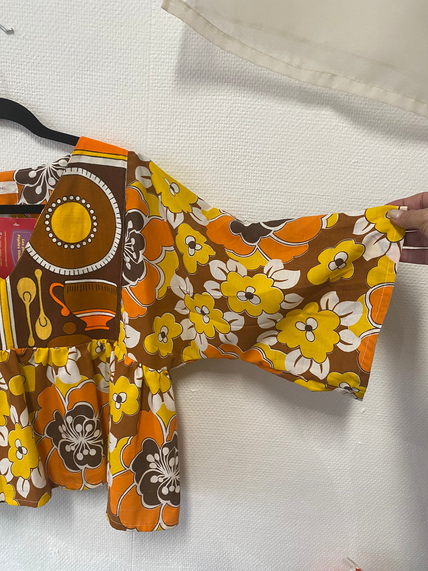 Haut upcyclé orange à fleurs