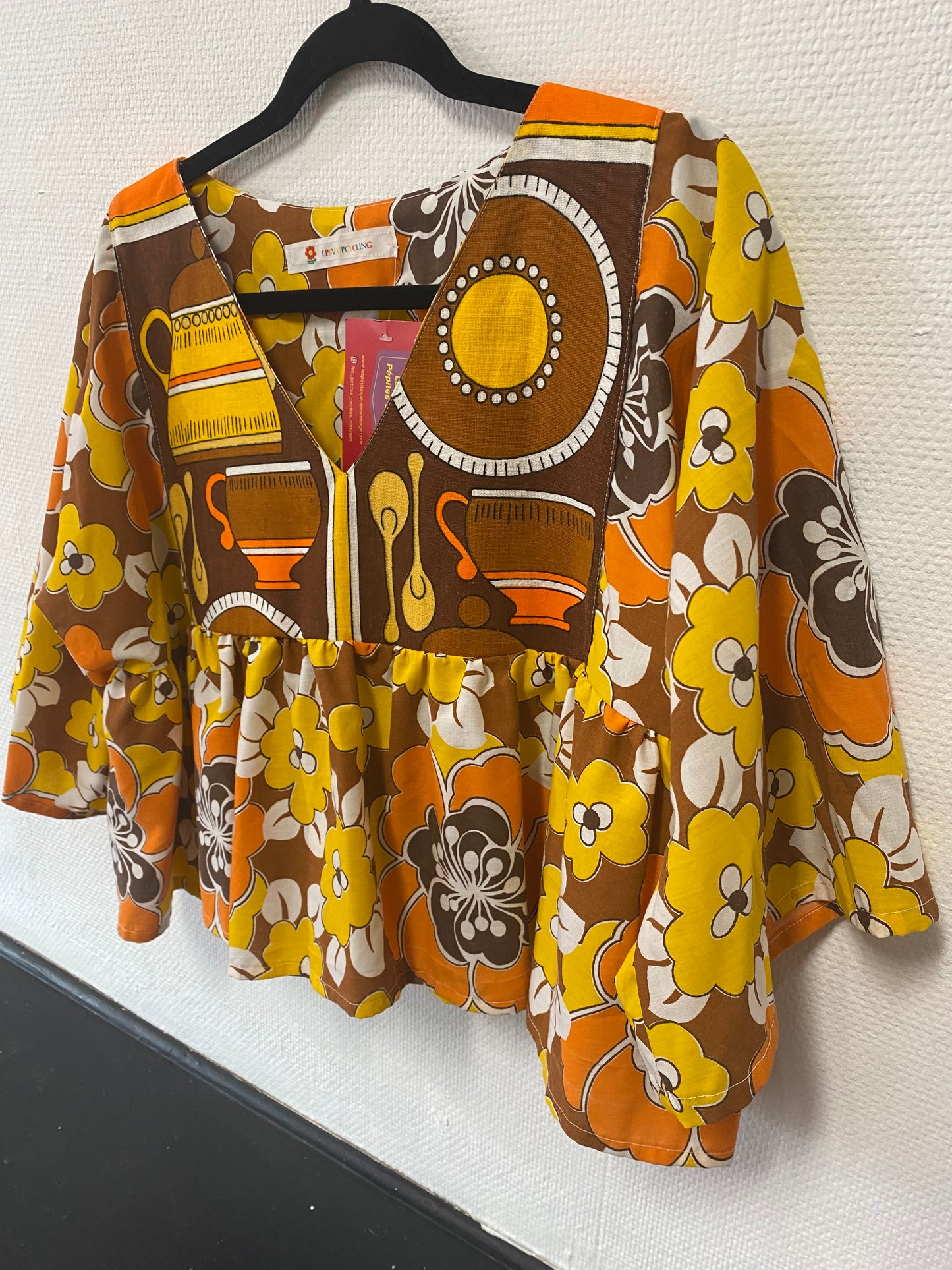 Haut upcyclé orange à fleurs
