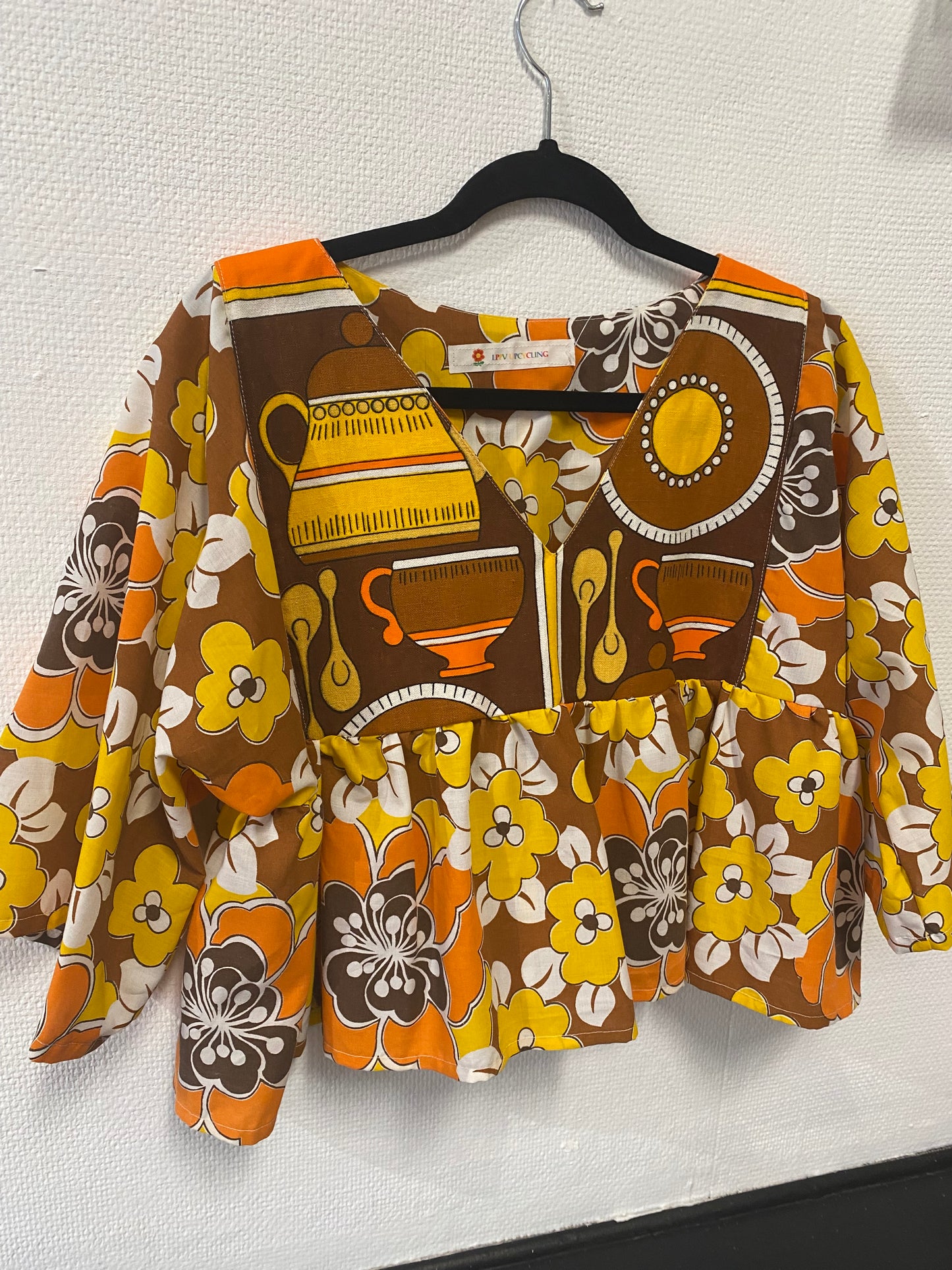 Haut upcyclé orange à fleurs